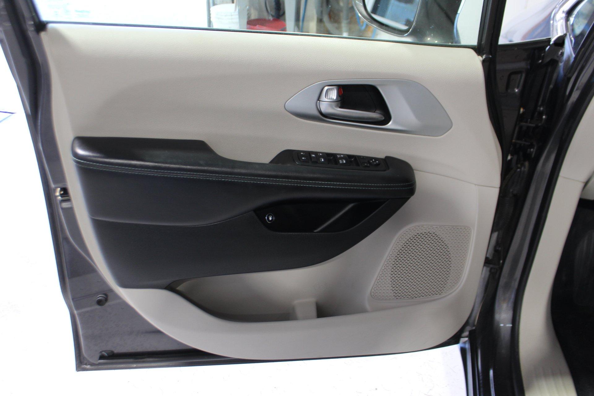 Chrysler Pacifica Hybrid 2017 - Image 8