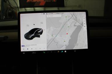 Tesla Model 3 2018 - Thumbnail 16