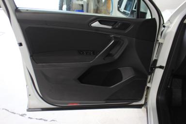 Volkswagen Tiguan 2021 - Thumbnail 9