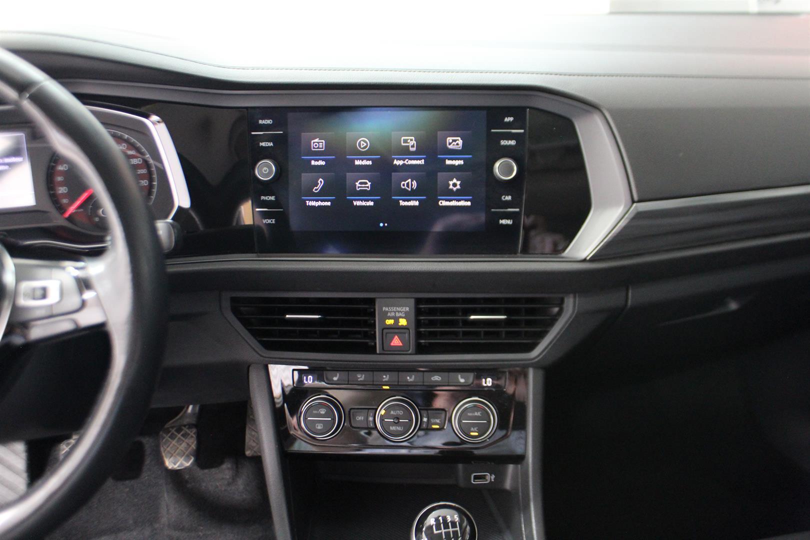 Volkswagen Jetta 2019 - Image 18