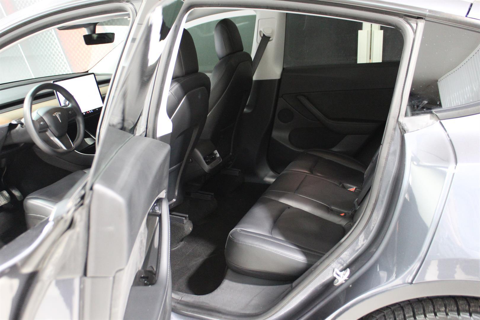 Tesla Model Y 2021 - Image 17