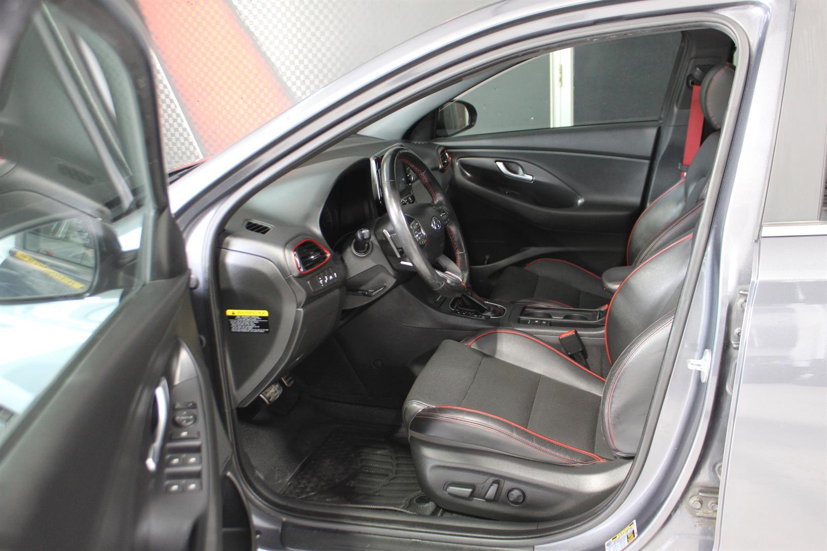 Hyundai Elantra Gt 2018 - Image 11