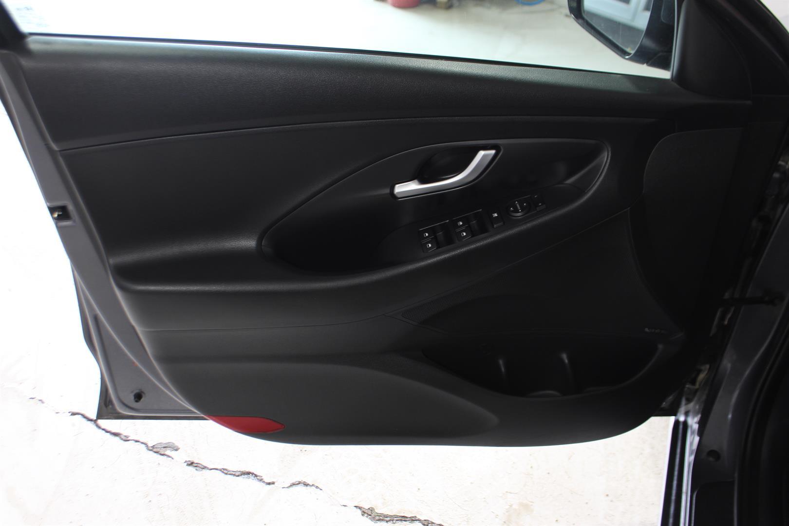 Hyundai Elantra Gt 2018 - Image 10