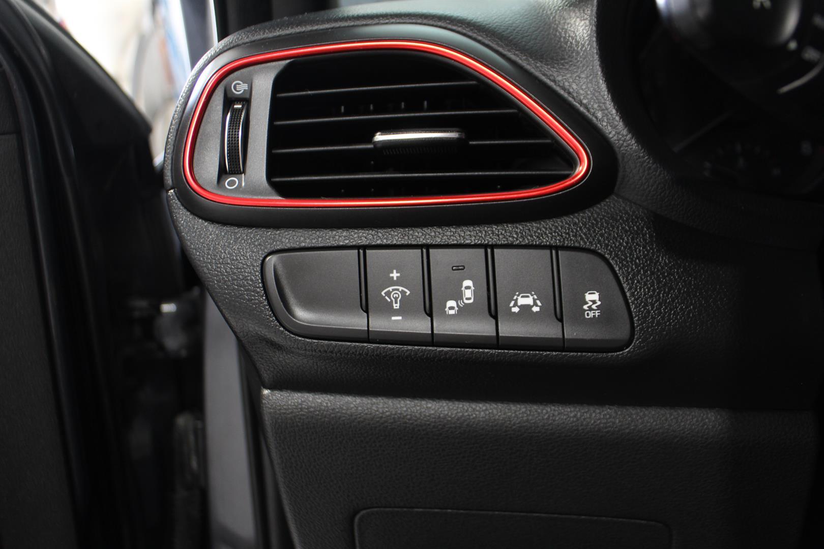 Hyundai Elantra Gt 2018 - Image 13