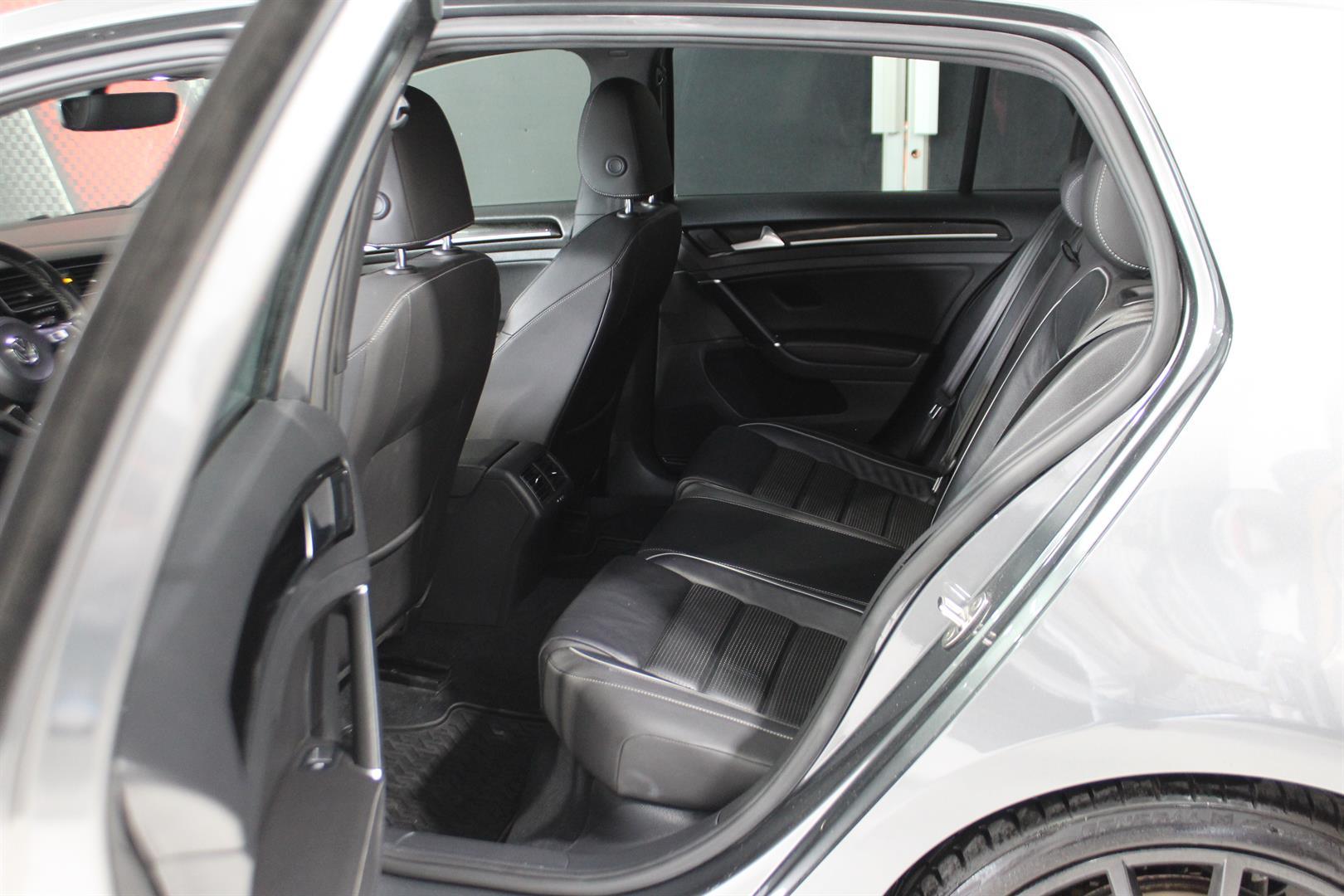 Volkswagen Golf R 2018 - Image 22