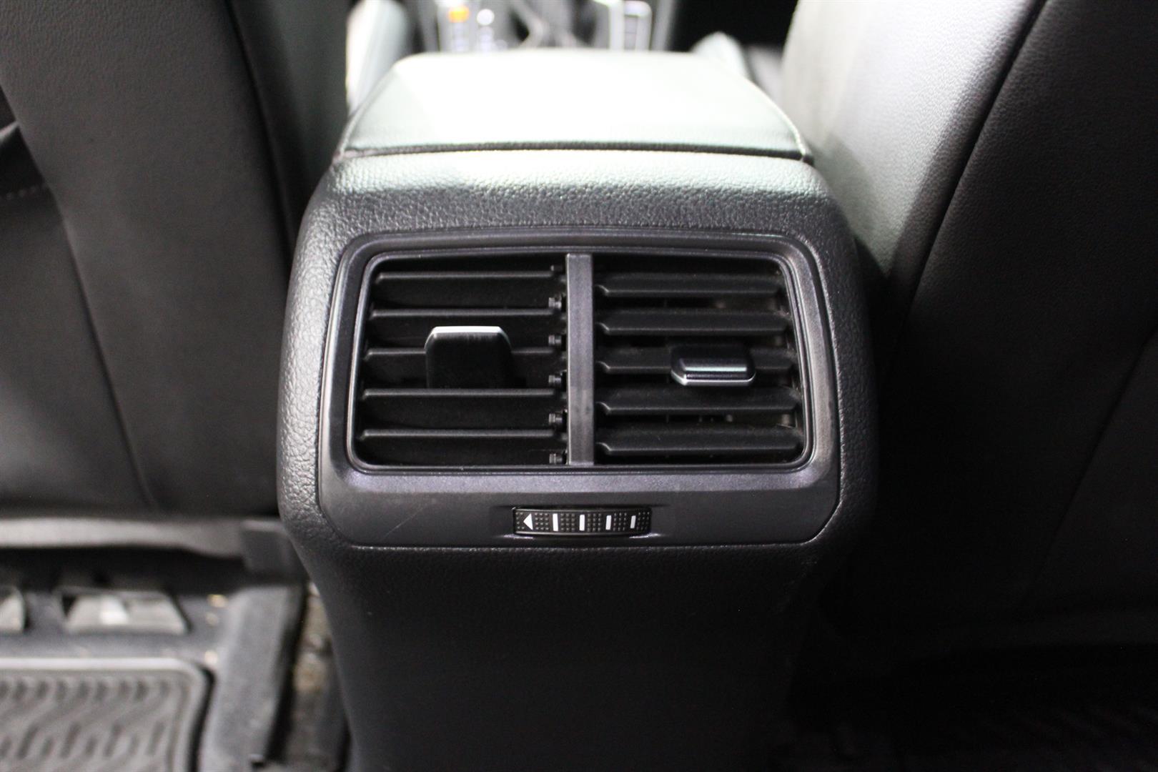 Volkswagen Golf R 2018 - Image 23