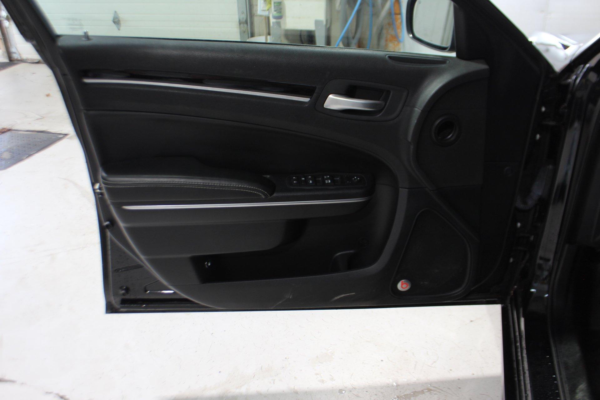 Chrysler 300 2017 - Image 9