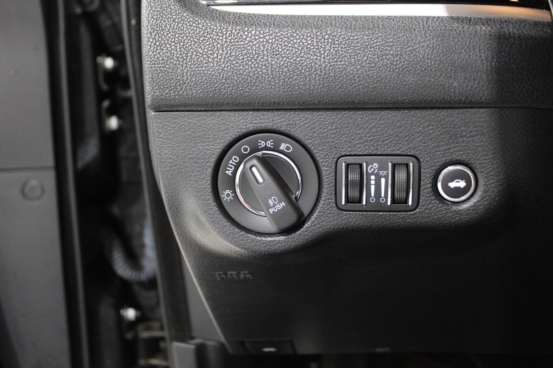 Chrysler 300 2017 - Image 11