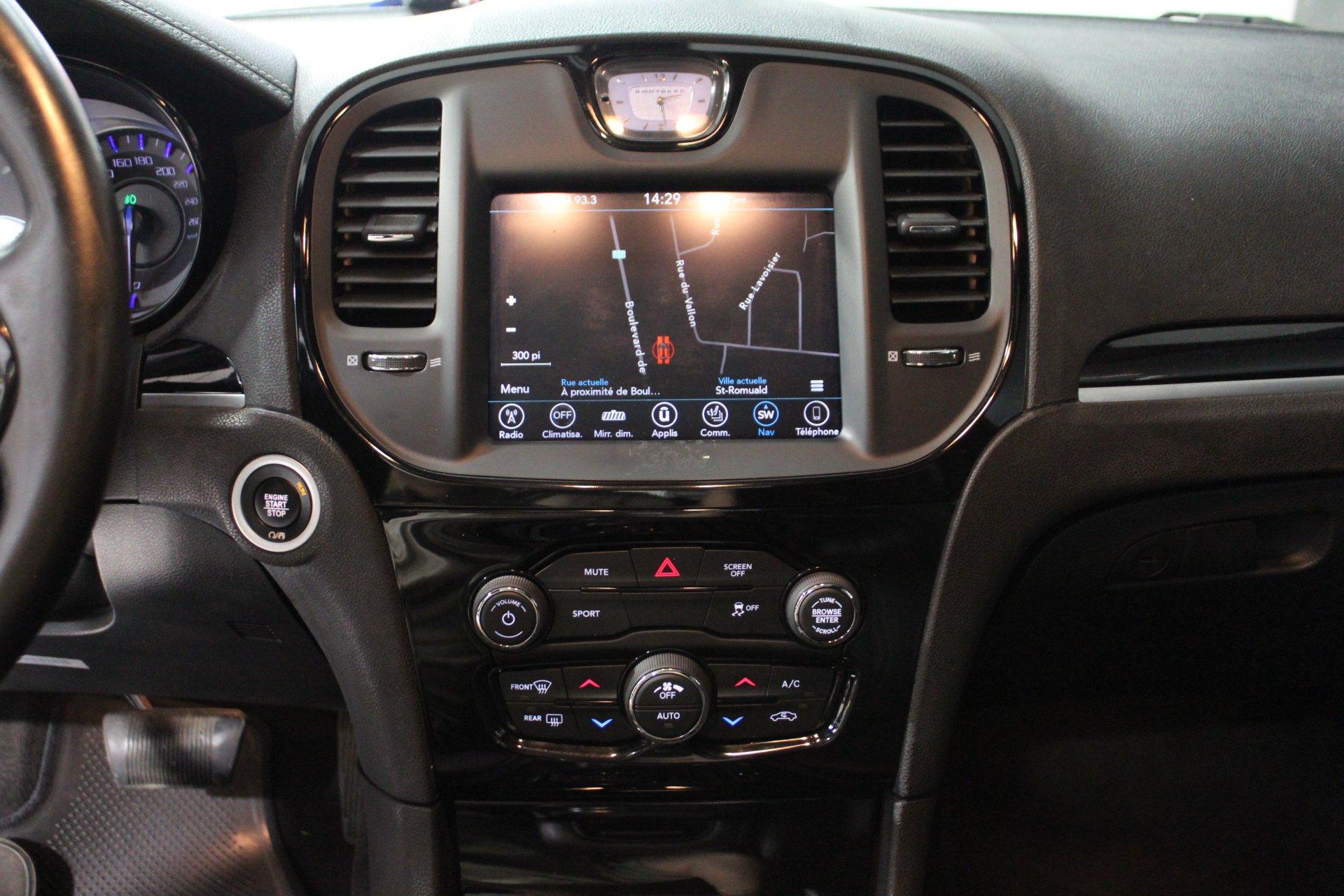 Chrysler 300 2017 - Image 18