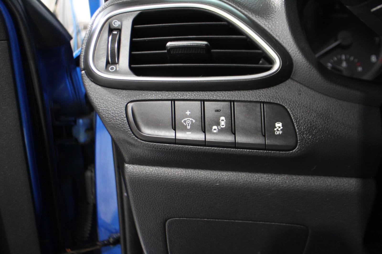 Hyundai Elantra GT 2018 - Image 11