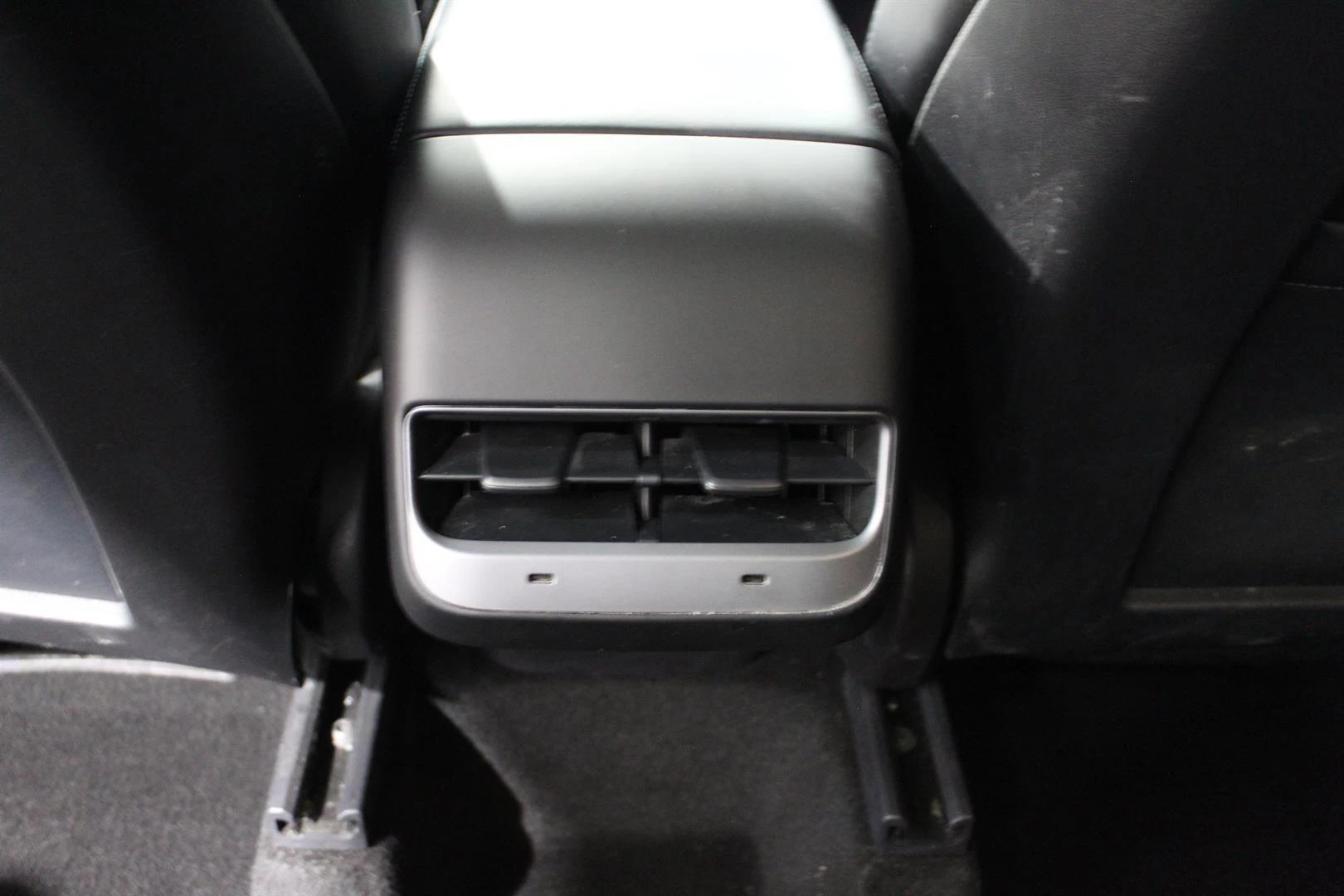 Tesla Model Y 2021 - Image 18