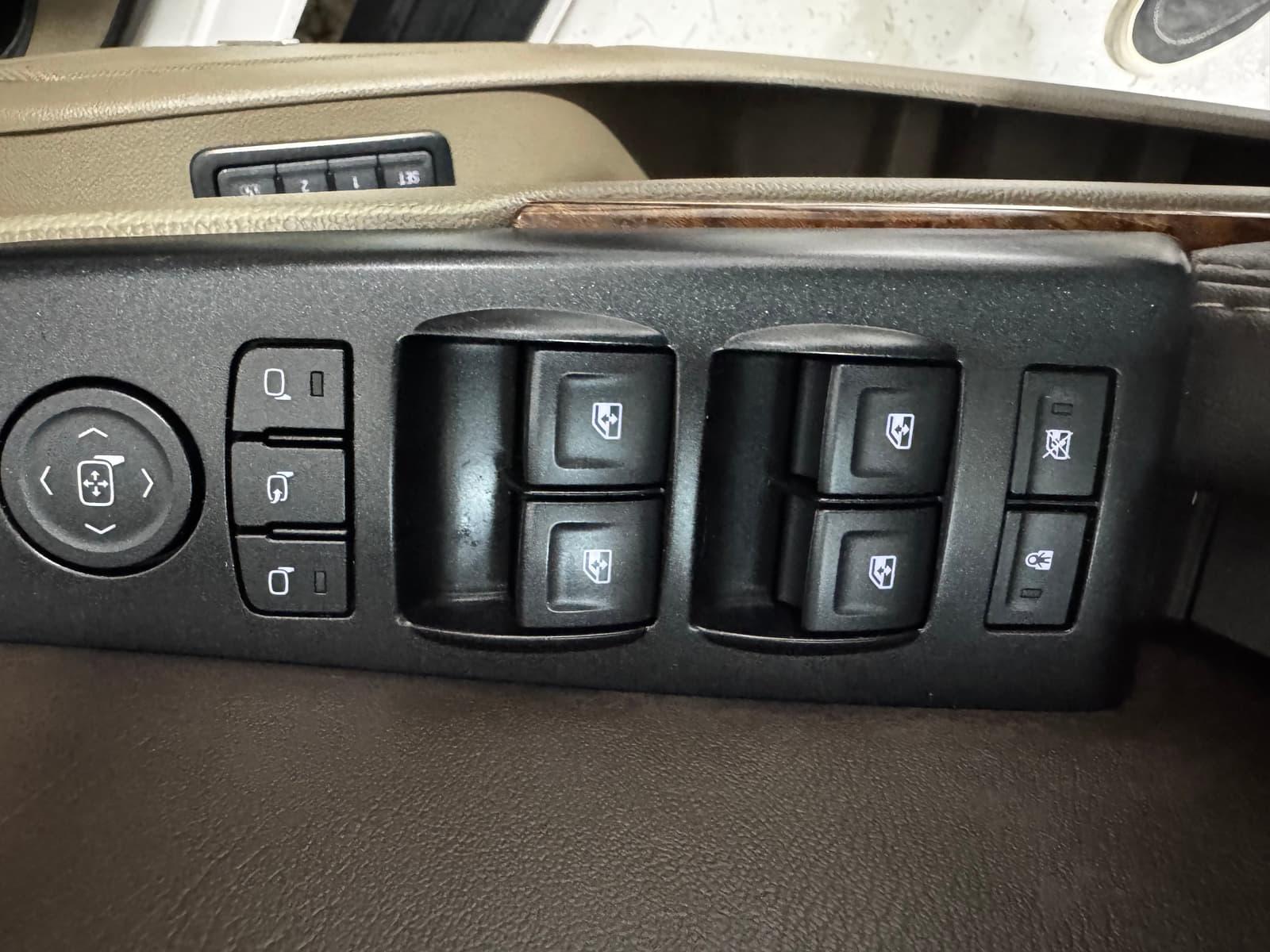 Chevrolet Suburban 2017 - Image 12