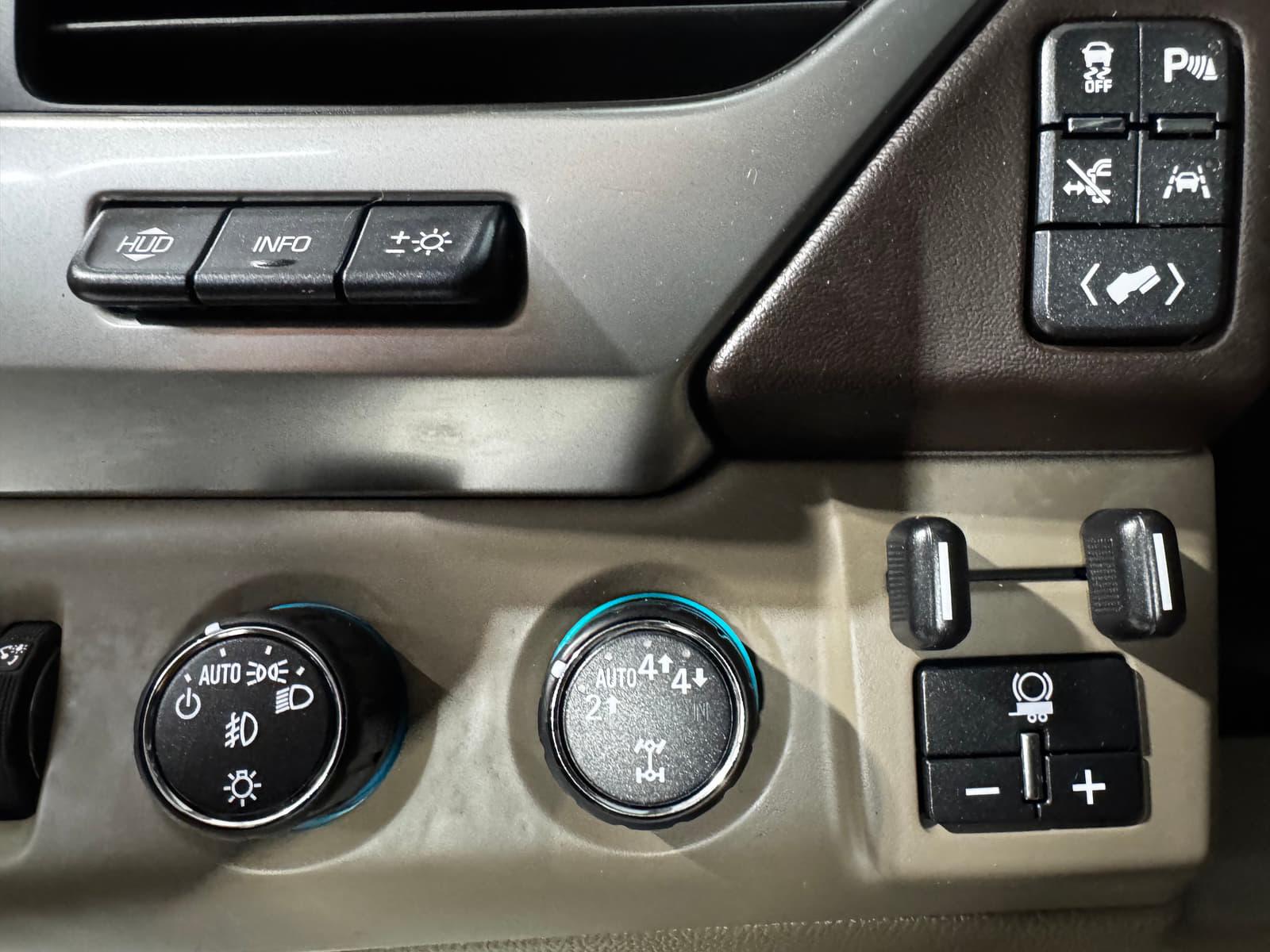 Chevrolet Suburban 2017 - Image 14