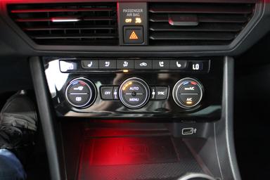 Volkswagen Jetta 2019 - Thumbnail 25