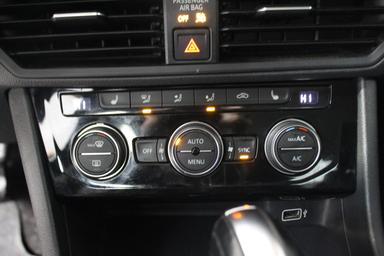 Volkswagen Jetta 2019 - Thumbnail 24