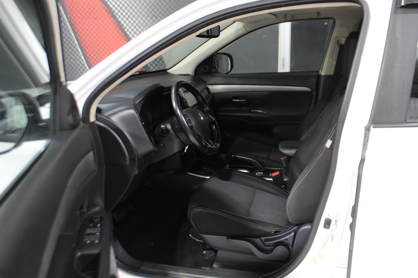 Mitsubishi Outlander 2017 - Image 11