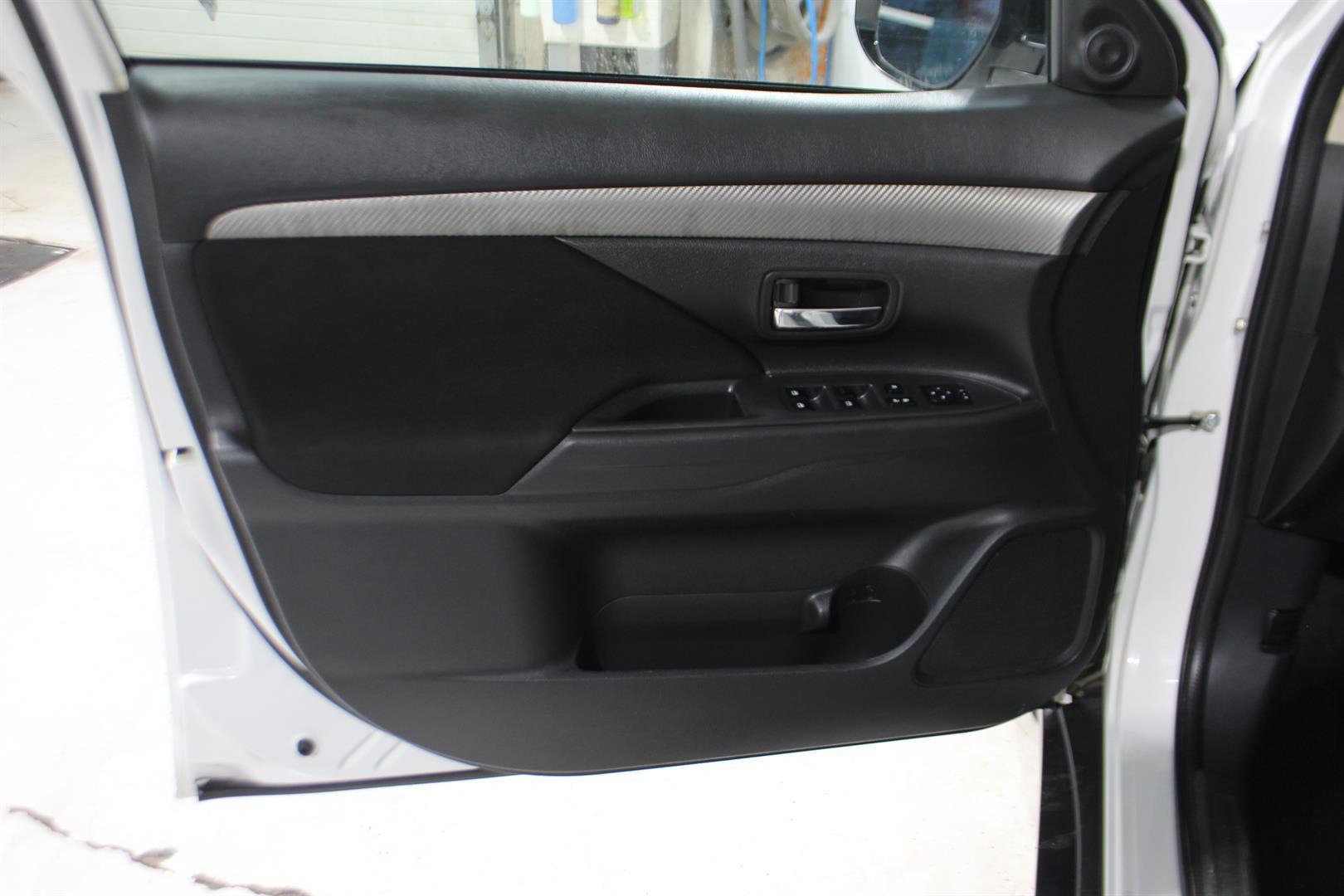 Mitsubishi Outlander 2017 - Image 10