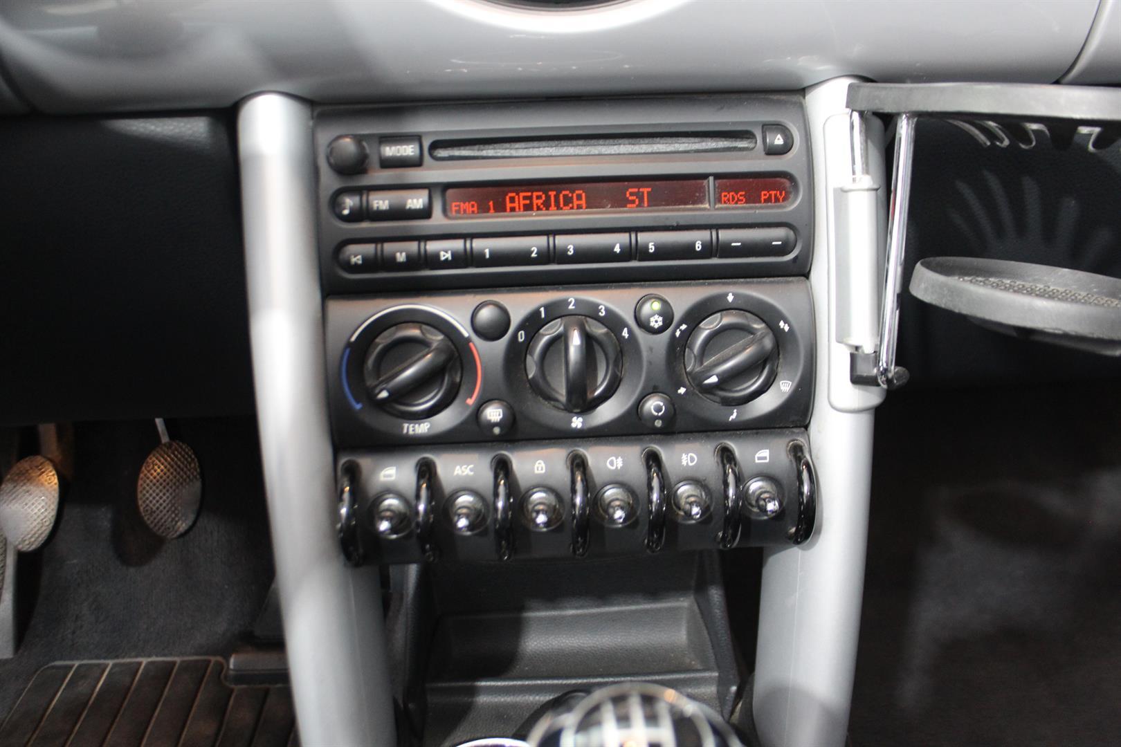 Mini Cooper Convertible 2006 - Image 22