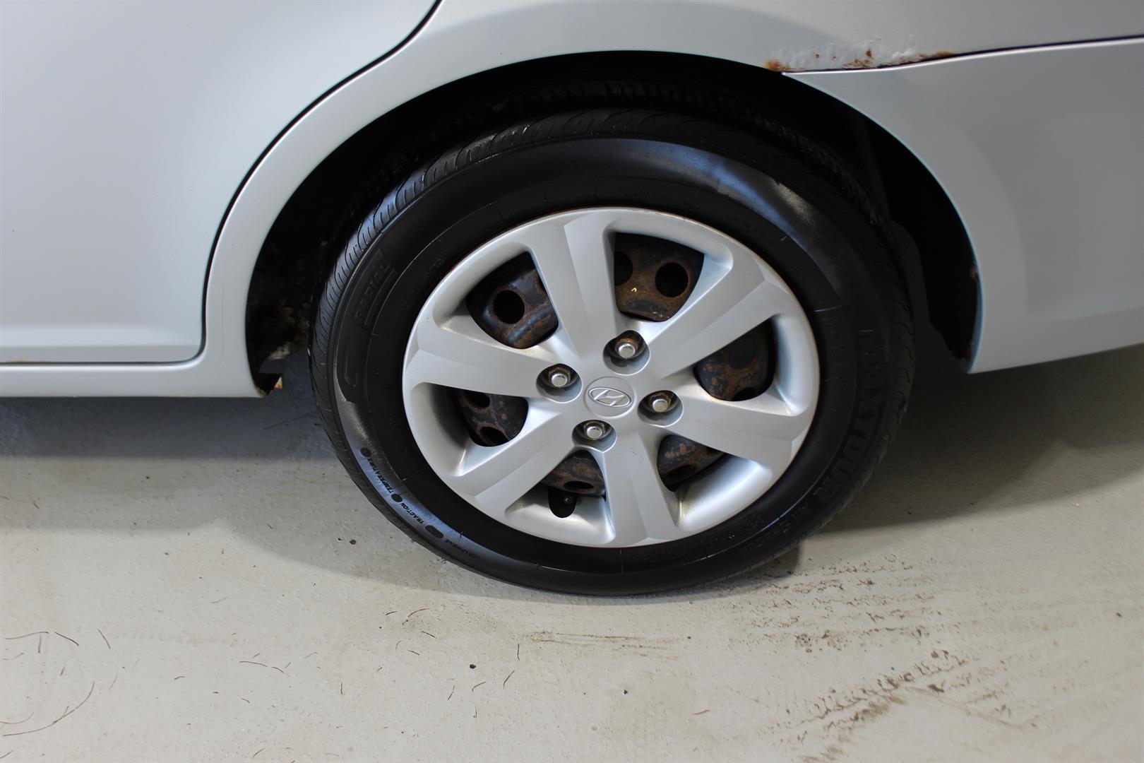 Hyundai Accent 2010 - Image 8