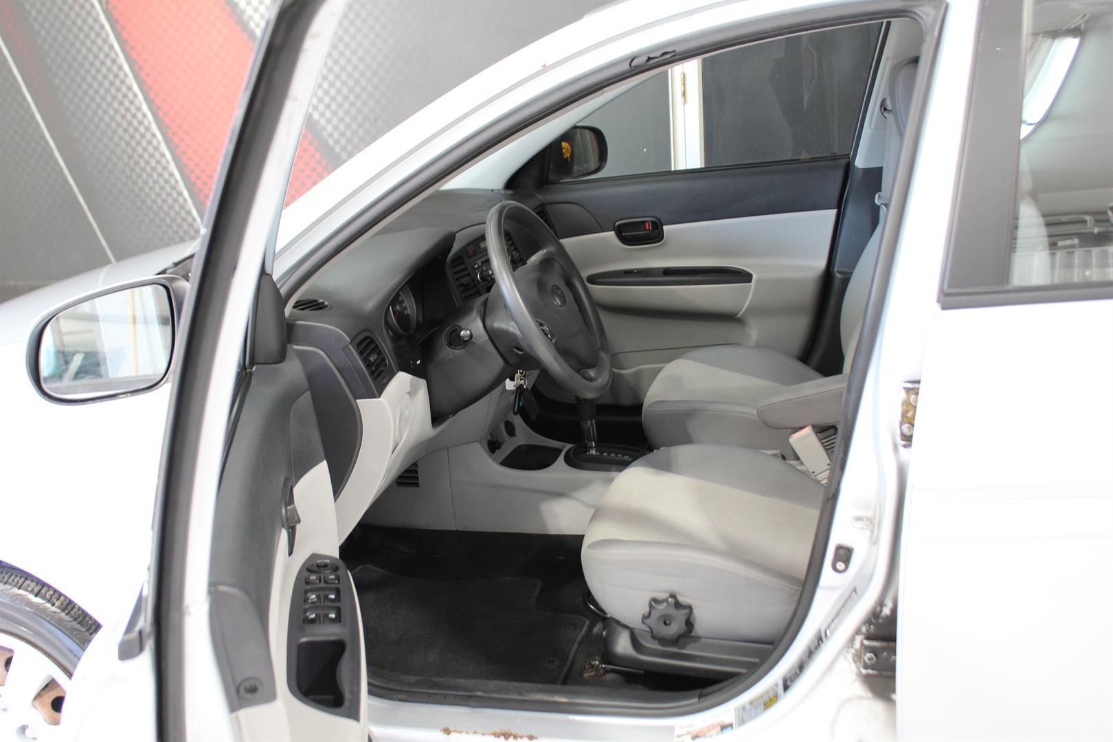 Hyundai Accent 2010 - Image 10