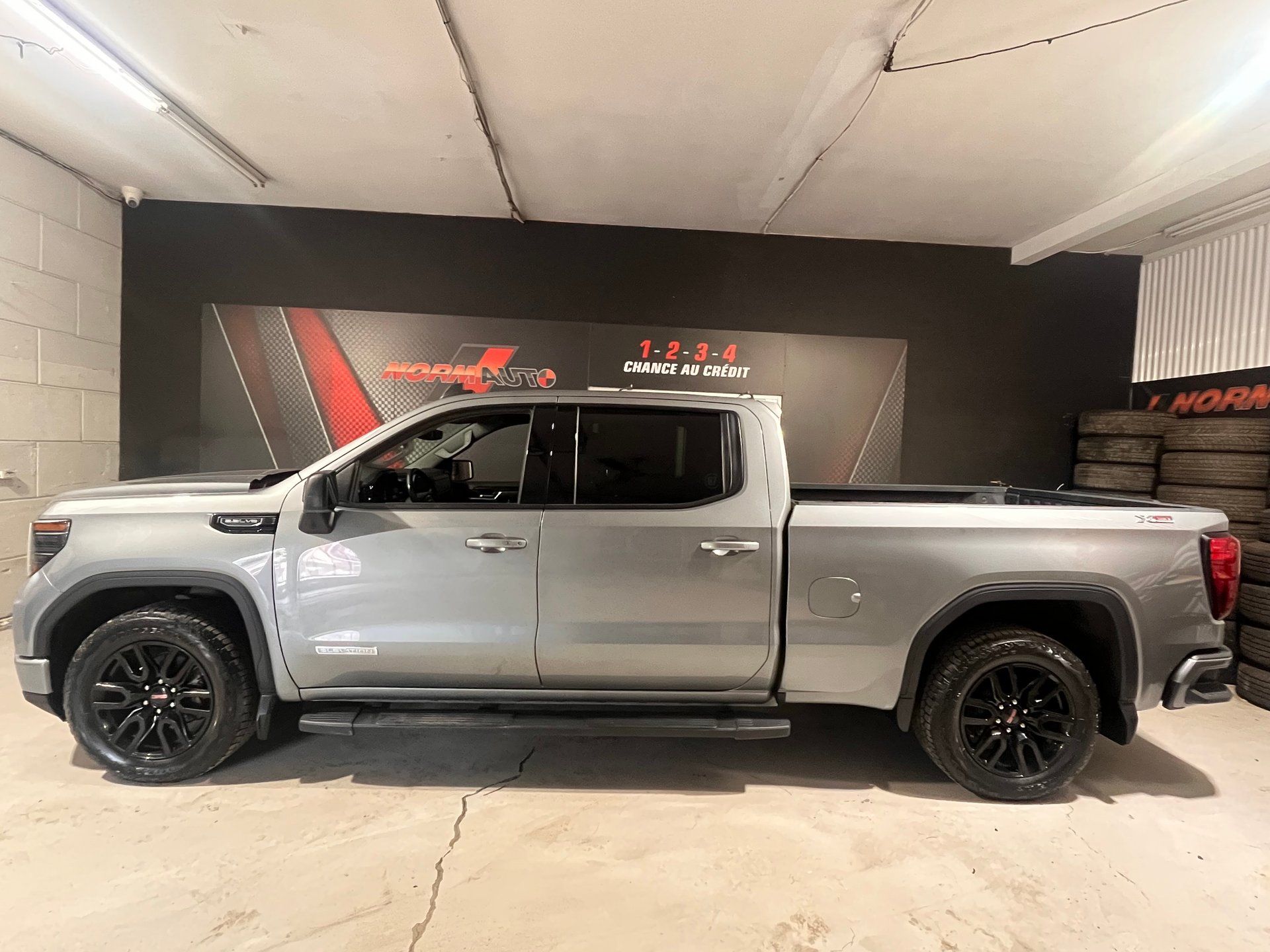 GMC Sierra 1500 2023 - Thumbnail 1
